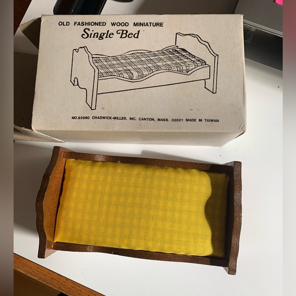 Vintage Dollhouse Bedroom 3 pieces, Bed, Vanity, Blanket Chest. - Picture 11 of 13